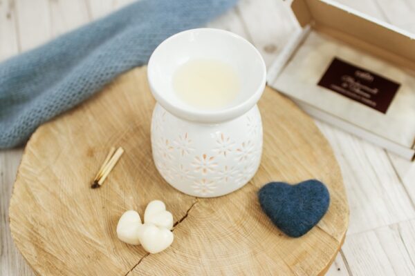 Flower burner with blackcurrant and tuberose wax melts