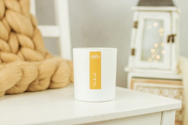 Un di-ail candle - gold on white