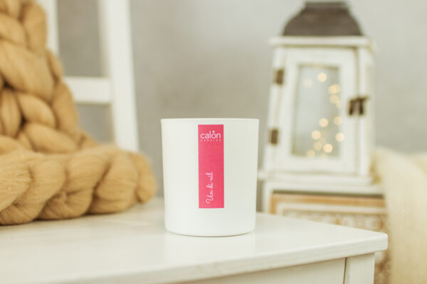 Un di-ail - pink on white candle