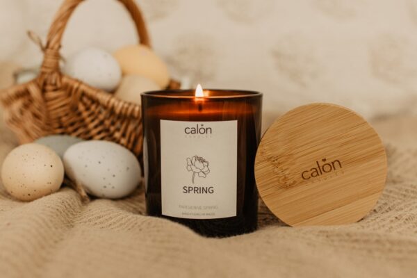 Parisienne spring candle with lid in front of egg basket