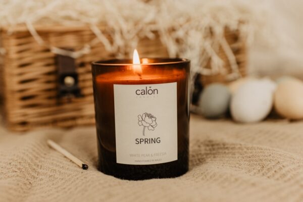 White Pear & Freesia Spring candle with hamper